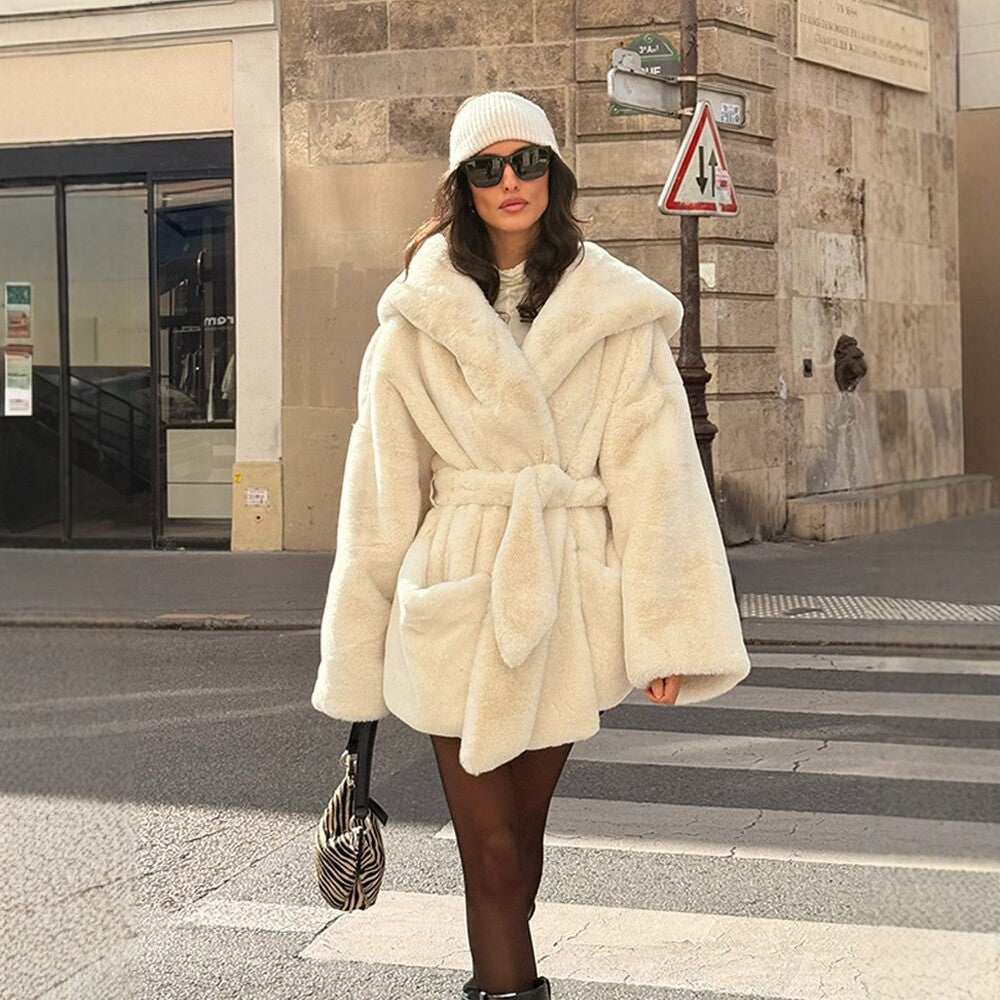 Damen Boxy-Teddyjacke mit Wickelgürtel und übergroßem Schalkragen Echo Archiv