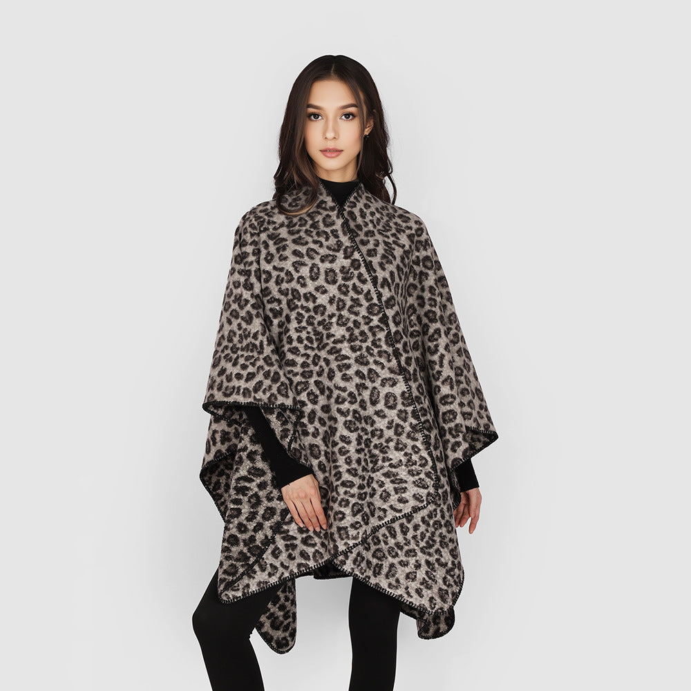 Damen Rechteckiger Wickel‑Ruana mit Leoparden‑Bouclé und feiner Kettelung – Avérine