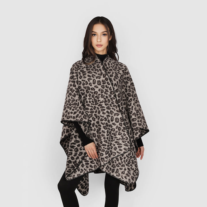 Damen Rechteckiger Wickel‑Ruana mit Leoparden‑Bouclé und feiner Kettelung – Avérine