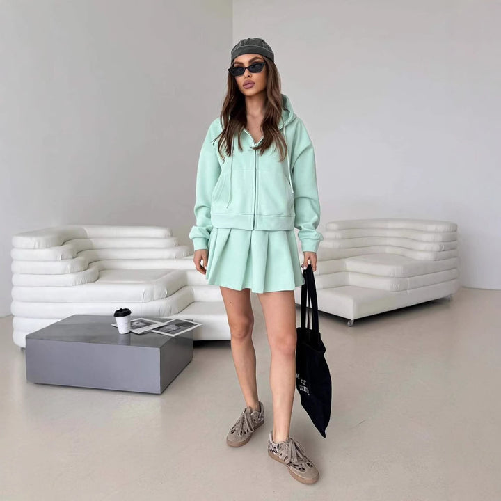 Damen Kurzzip-Kapuzenjacke mit plissiertem Minirock-Lounge-Set – Élanora