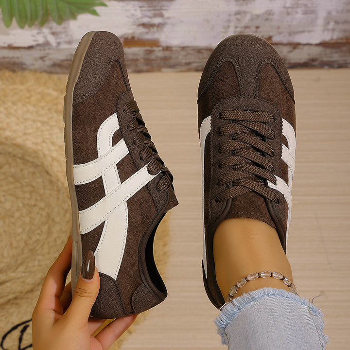 Damen Retro-Runner Slim Sneaker mit flacher Gummisohle und Zierstreifen – Névara