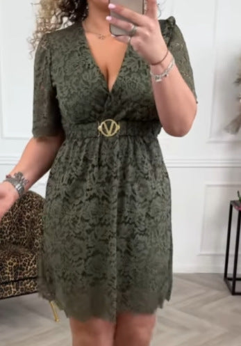 Damen nan tailliertes Spitzenkleid mit V-Ausschnitt, Empirenaht und metallischem Ziergürtel Echo Archiv