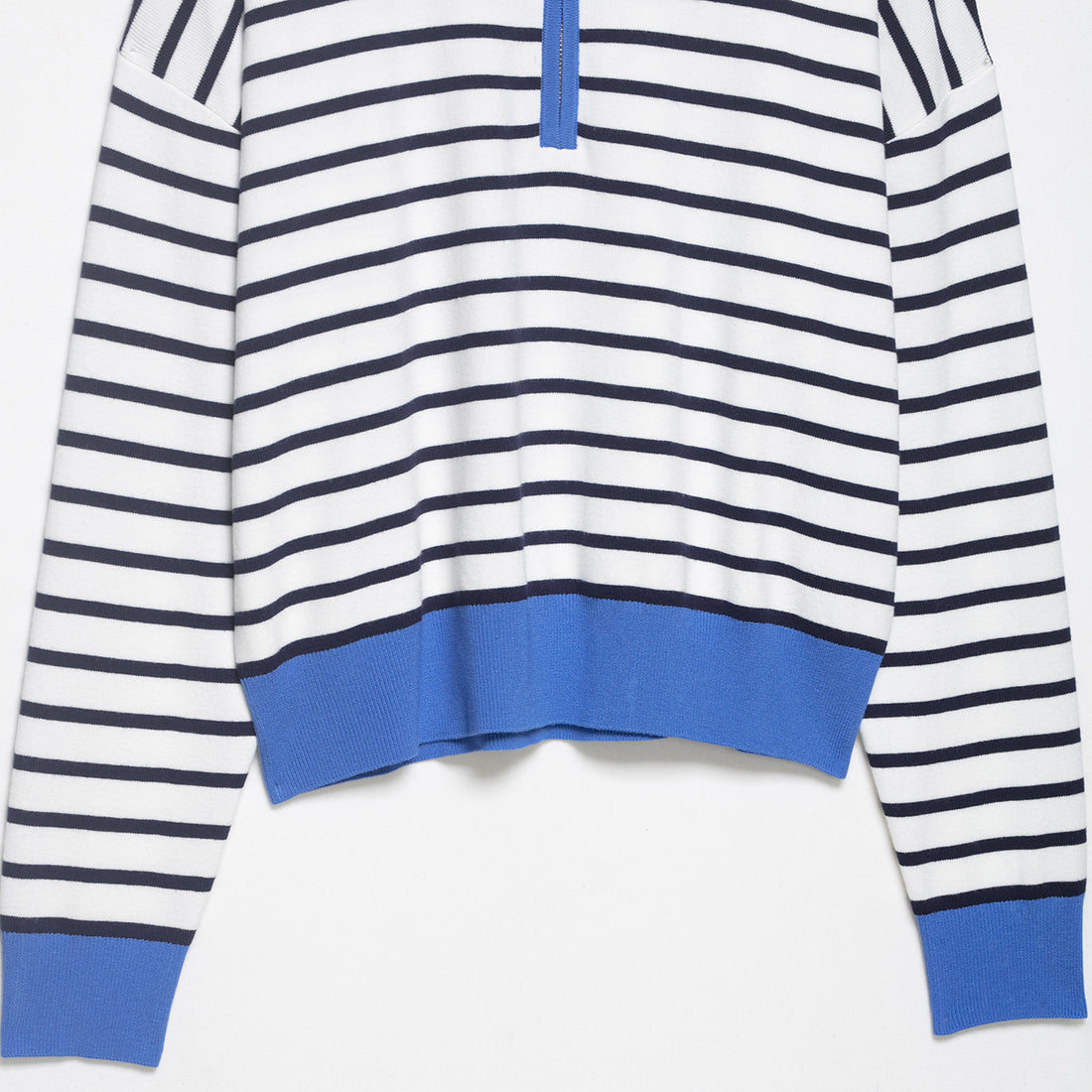 Damen Gestreiftes Cropped Strickpolo mit halbem Reißverschluss und breitem Rippbund Echoarchiv