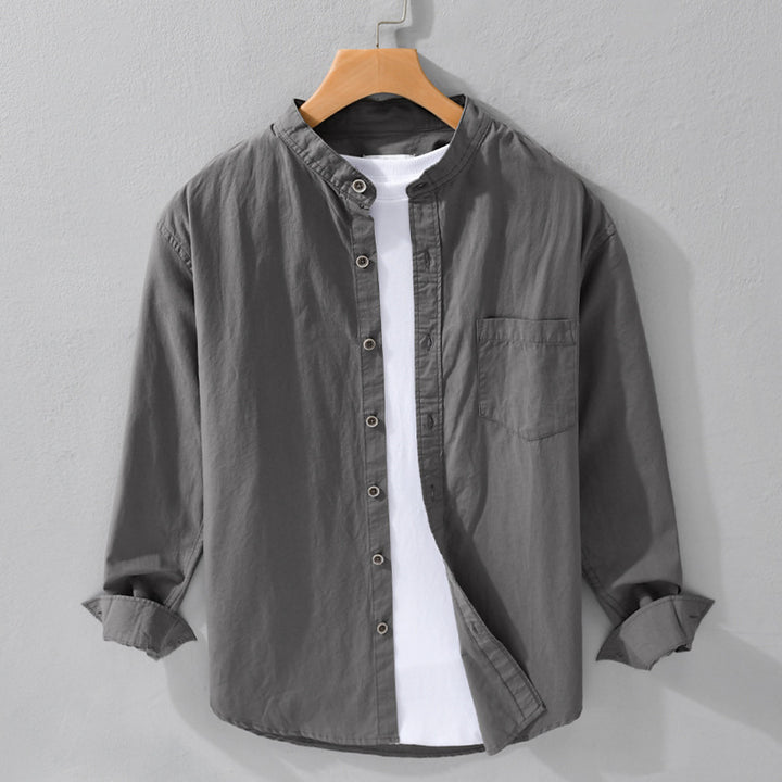 Herren Hemdjacke im Mandarinstil aus Baumwoll-Twill, Relaxed-Fit, mit aufgesetzter Brusttasche und Holzknöpfen Echoarchiv
