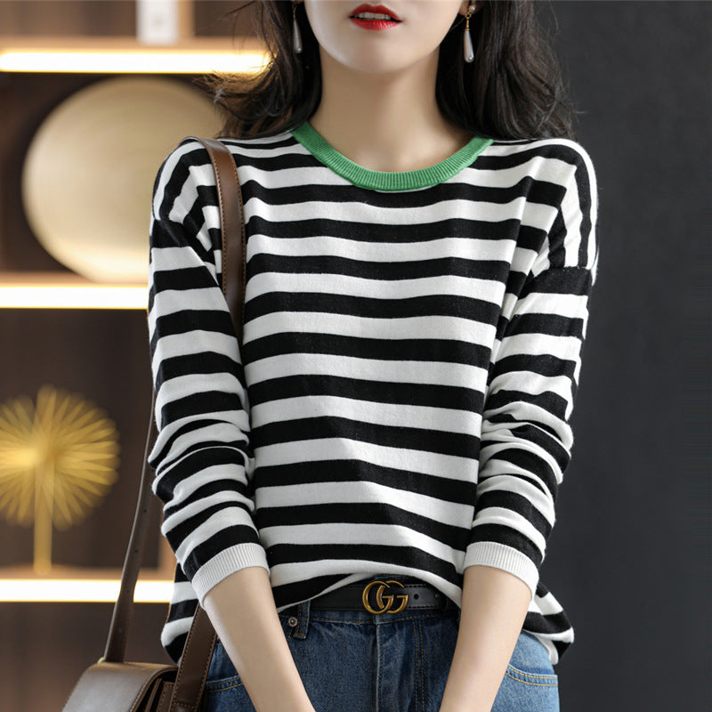 Damen Maritim-inspiriertes gestreiftes Feinstrick-Shirt mit weitem Boot-Ausschnitt und Kontrastkante Echoarchiv