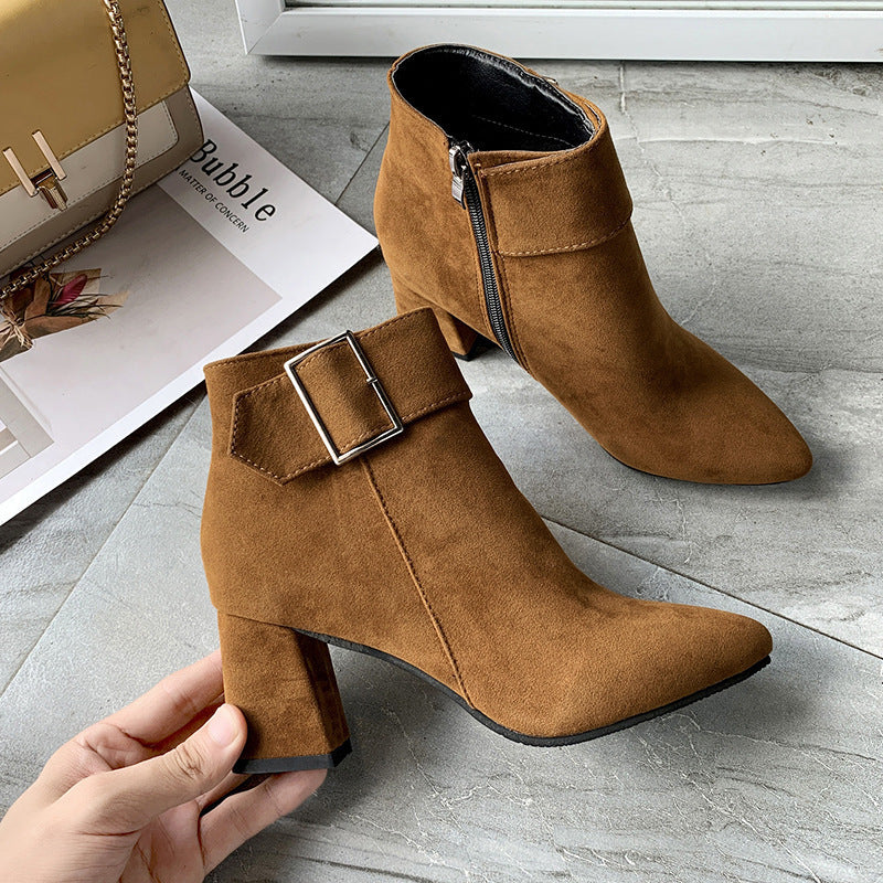 Damen nan elegante Wildlederoptik Stiefelette mit mittelhohem Blockabsatz und breitem Schnallenriemen Echo Archiv