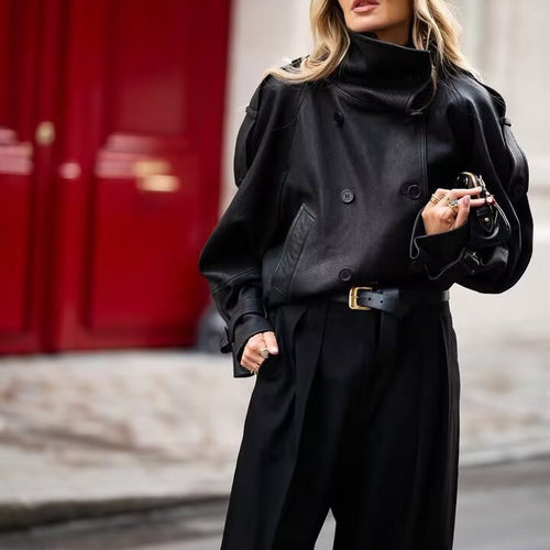 Damen Kurz‑Cape‑Trenchcoat aus veganer Lederoptik mit hohem Stehkragen und Schnallenärmeln Echoarchiv