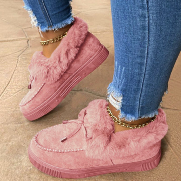 Damen Kuschel‑Mokassin‑Slipper mit hochfloriger Fellmanschette, dekorativer Steppnaht und leichtem Plateau‑Sohlenprofil Echo Archiv
