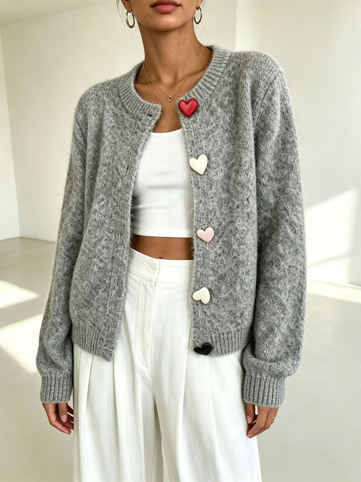 Damen Flauschiger Kurzcardigan mit Herz‑Knopfleiste und Raglanärmeln – Veloura