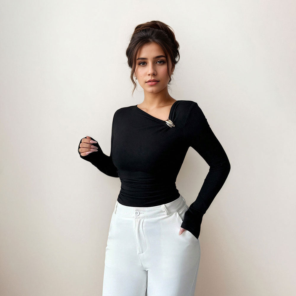 Damen figurbetontes Langarmshirt mit asymmetrischem Ausschnitt und dekorativer Brosche – Avérine