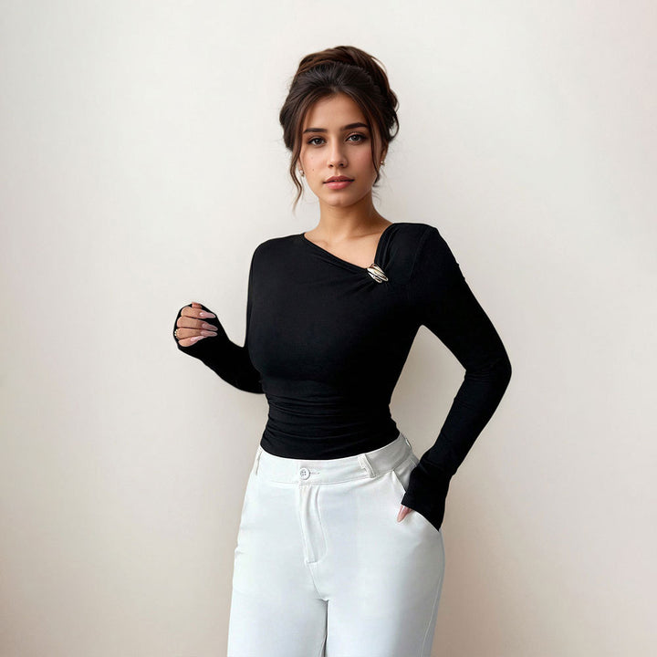 Damen figurbetontes Langarmshirt mit asymmetrischem Ausschnitt und dekorativer Brosche – Avérine