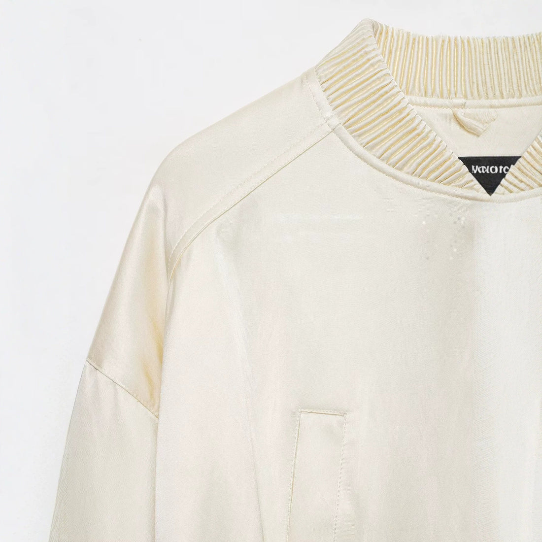 Damen Kurzer Satin-Bomber mit Oversize-Ballonärmeln und Rippkragen Echo Archiv
