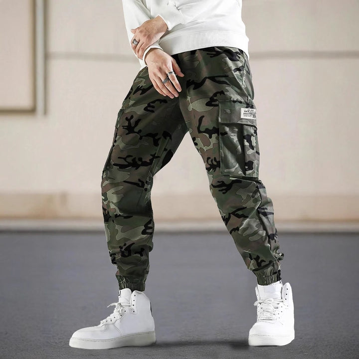 Herren Cargohose im Joggerstil mit Tarnmuster, elastischem Bund und Knöchelbündchen Echo Archiv