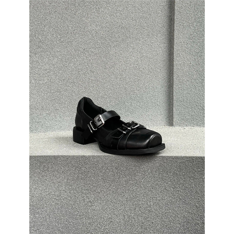 Damen Spitzer Mary-Jane-Loafer mit Schnallenriemen, Nietenbesatz und geprägtem Flammenmotiv – Lioré