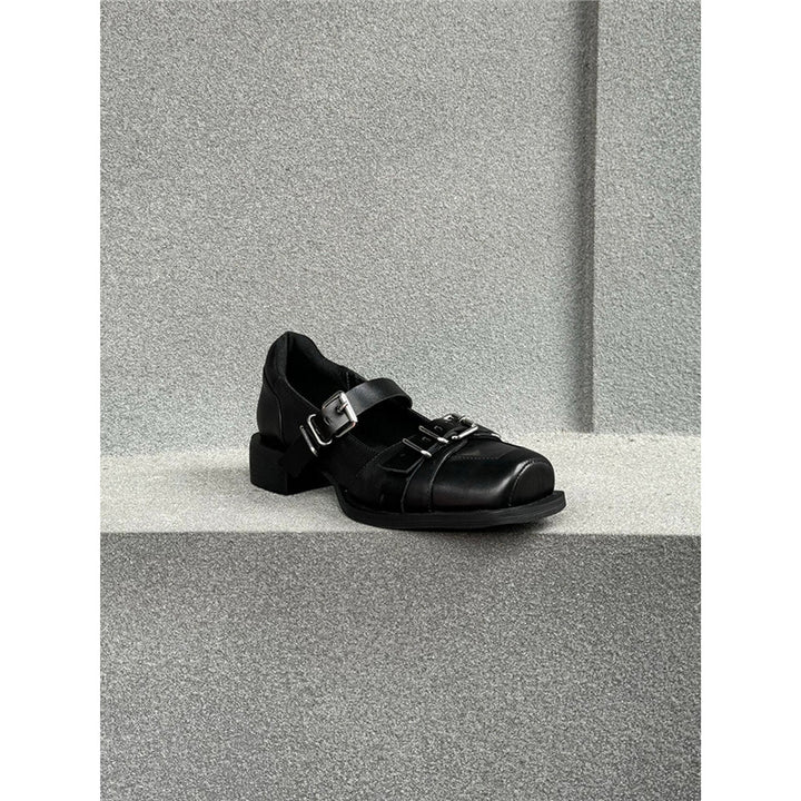 Damen Spitzer Mary-Jane-Loafer mit Schnallenriemen, Nietenbesatz und geprägtem Flammenmotiv – Lioré
