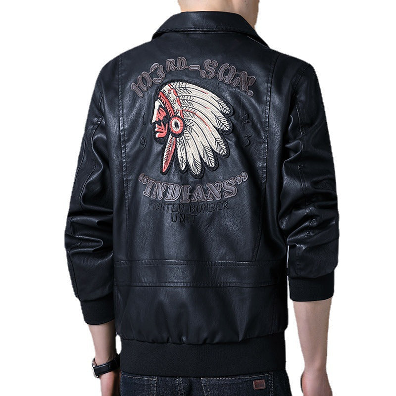 Herren Piloten‑Bomberjacke aus Kunstleder mit gestickten Patches und Rippbündchen Echoarchiv