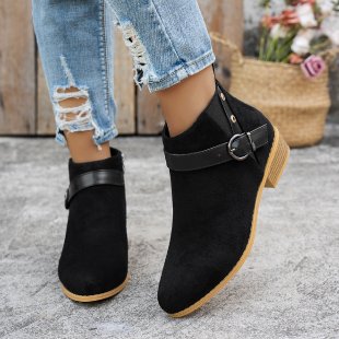Damen Kurzschaft-Stiefelette aus Wildlederoptik mit seitlichem Reißverschluss und Ziergurt – Varelle