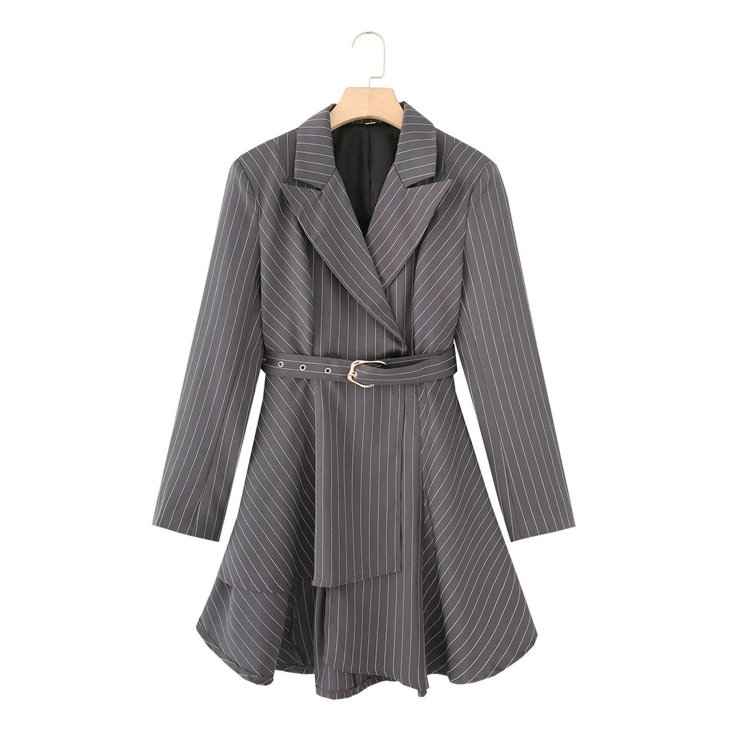 Damen nan tailliertes Blazerkleid mit Nadelstreifen, Bindegürtel und asymmetrischem Saum Echo Archiv