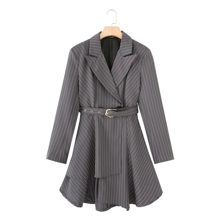 Damen nan tailliertes Blazerkleid mit Nadelstreifen, Bindegürtel und asymmetrischem Saum Echo Archiv