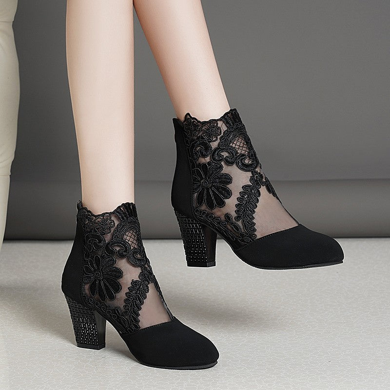 Damen nan elegante Spitzen-Stiefelette mit floralem Mesh-Einsatz, Reißverschluss und verzierendem Blockabsatz Echo Archiv