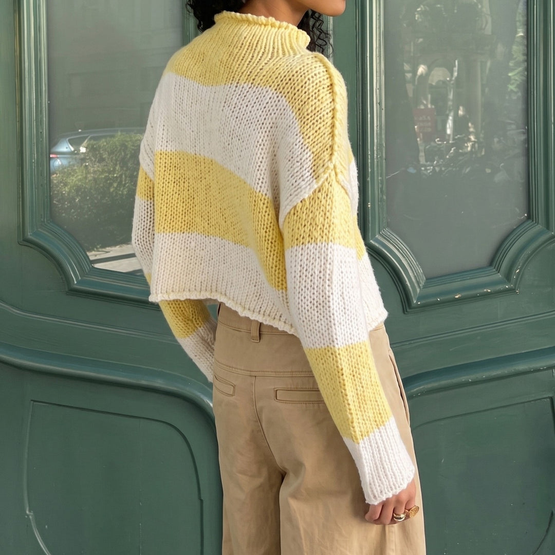 Damen Grobgestrickter Cropped-Pullover mit Stehkragen und überschnittenen Ärmeln Echoarchiv