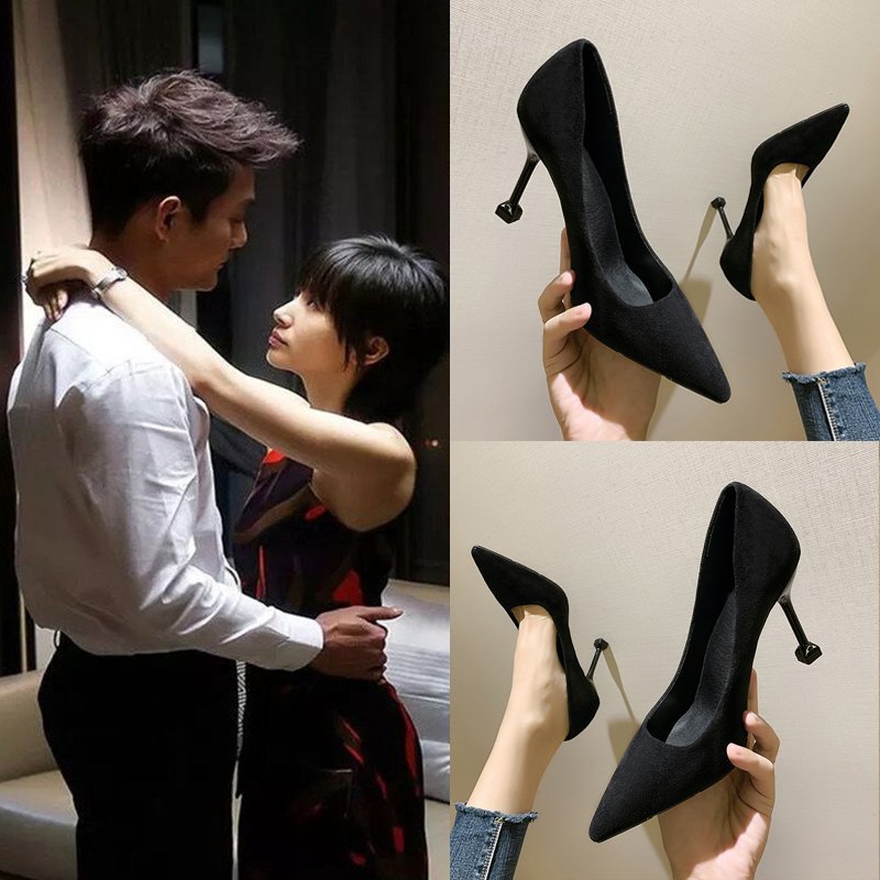 Damen Klassische spitz zulaufende Samtvelours‑Pumps mit skulpturellem Mini‑Absatz Echo Archiv
