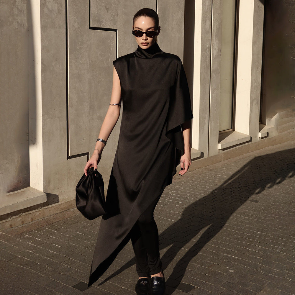 Damen Elegantes asymmetrisches Kleid mit hohem Kragen und seitlichem Schwung Echo Archiv