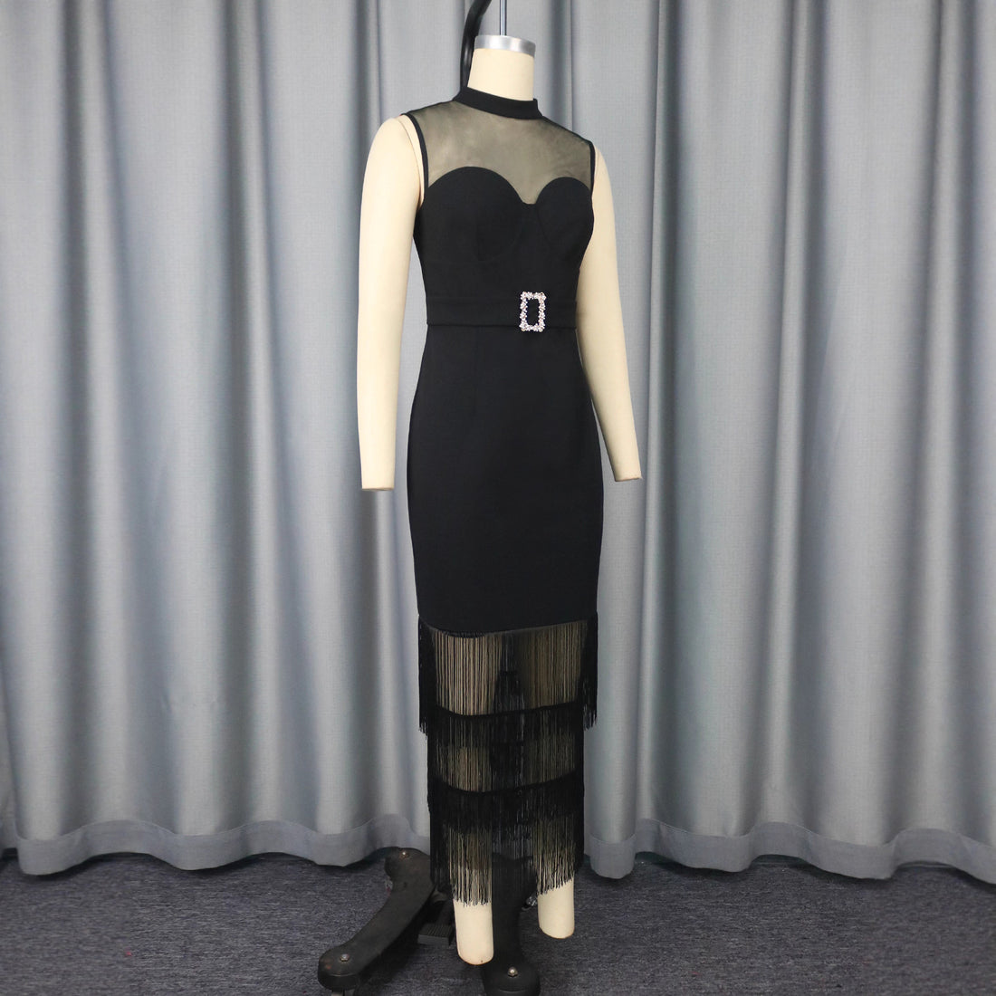 Damen Glamouröses Cocktailkleid mit transparentem oberen Einsätzen und Fransen – Élara