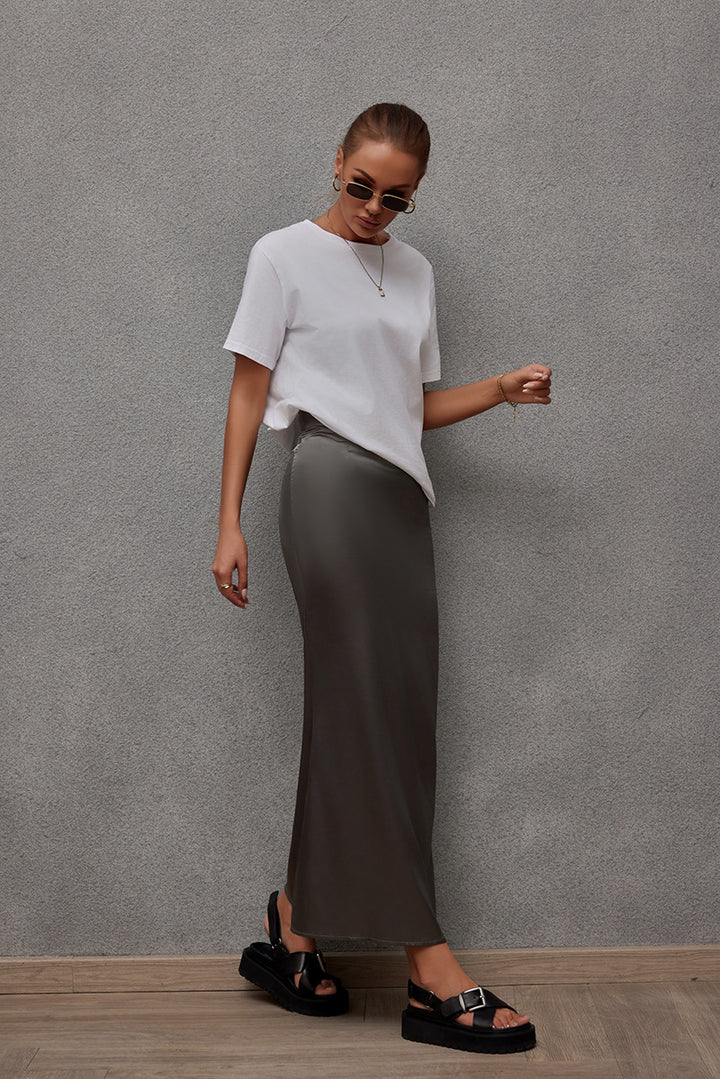 Damen Eleganter Maxirock aus glänzendem Satin mit hohem Schlitz Echo Archiv