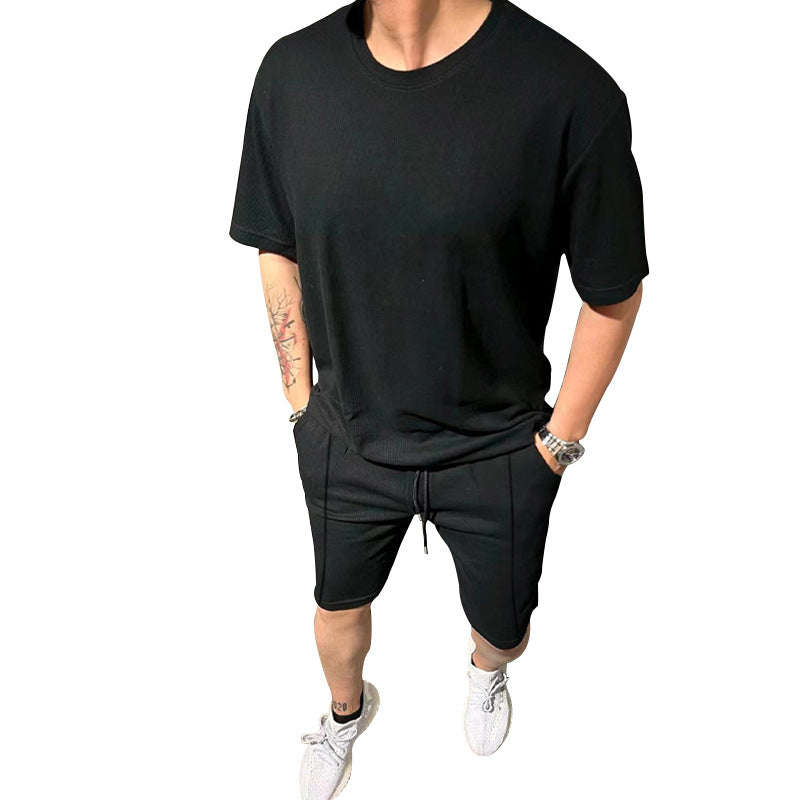 Herren lässiges Freizeitsport-Outfit mit strukturiertem Oberteil und Shorts Echoarchiv