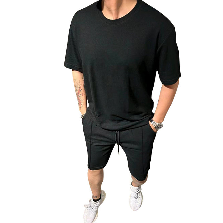 Herren lässiges Freizeitsport-Outfit mit strukturiertem Oberteil und Shorts Echoarchiv