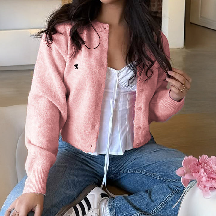 Damen kurze Feinstrick‑Strickjacke mit Perlmuttknöpfen, Rundhalsausschnitt und zierlichem Pferde‑Stick – Veloura