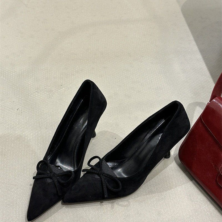 Damen Spitz zulaufende Wildleder‑Pumps mit skulpturiertem Kittenabsatz und Zierknoten – Lioré