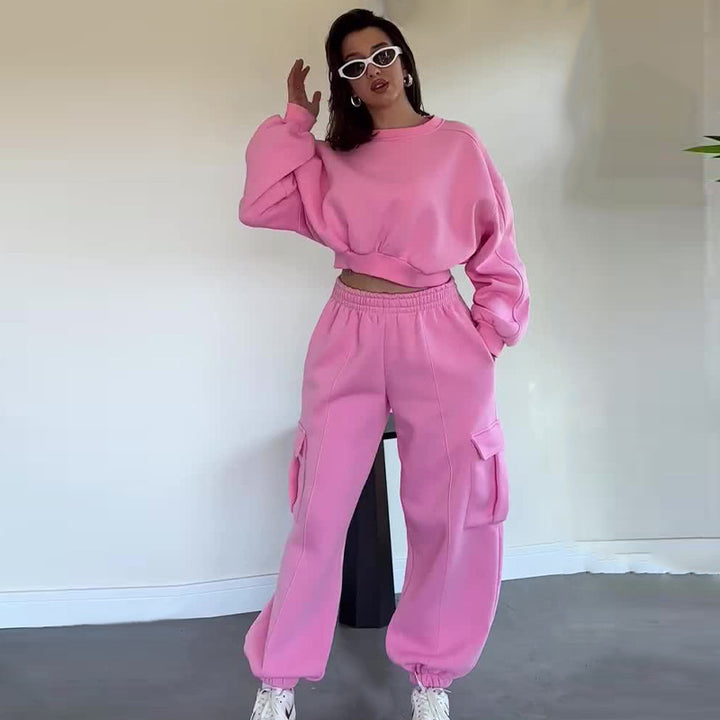 Damen komfortables Cropped-Sweatset mit oversized Pullover und High-Waist Cargo-Jogger – Avérine