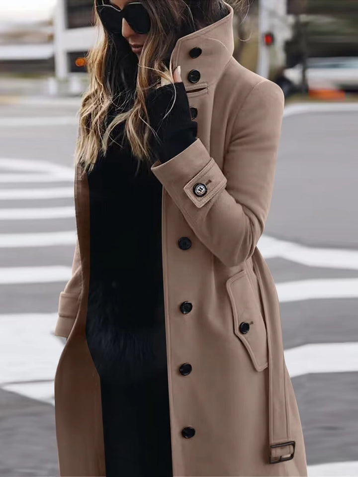 Damen Doppelreihiger Trenchcoat mit hohem Stehkragen, Taillengürtel und Manschetten-Detail – Montévia
