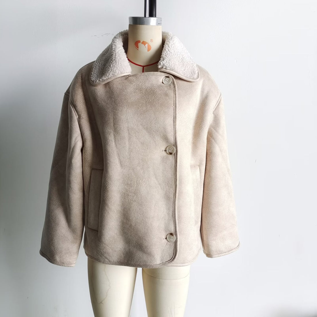 Damen kurzer Lammfellimitat-Blouson mit Teddyfutter, Hemdkragen und Eingrifftaschen – Célinea