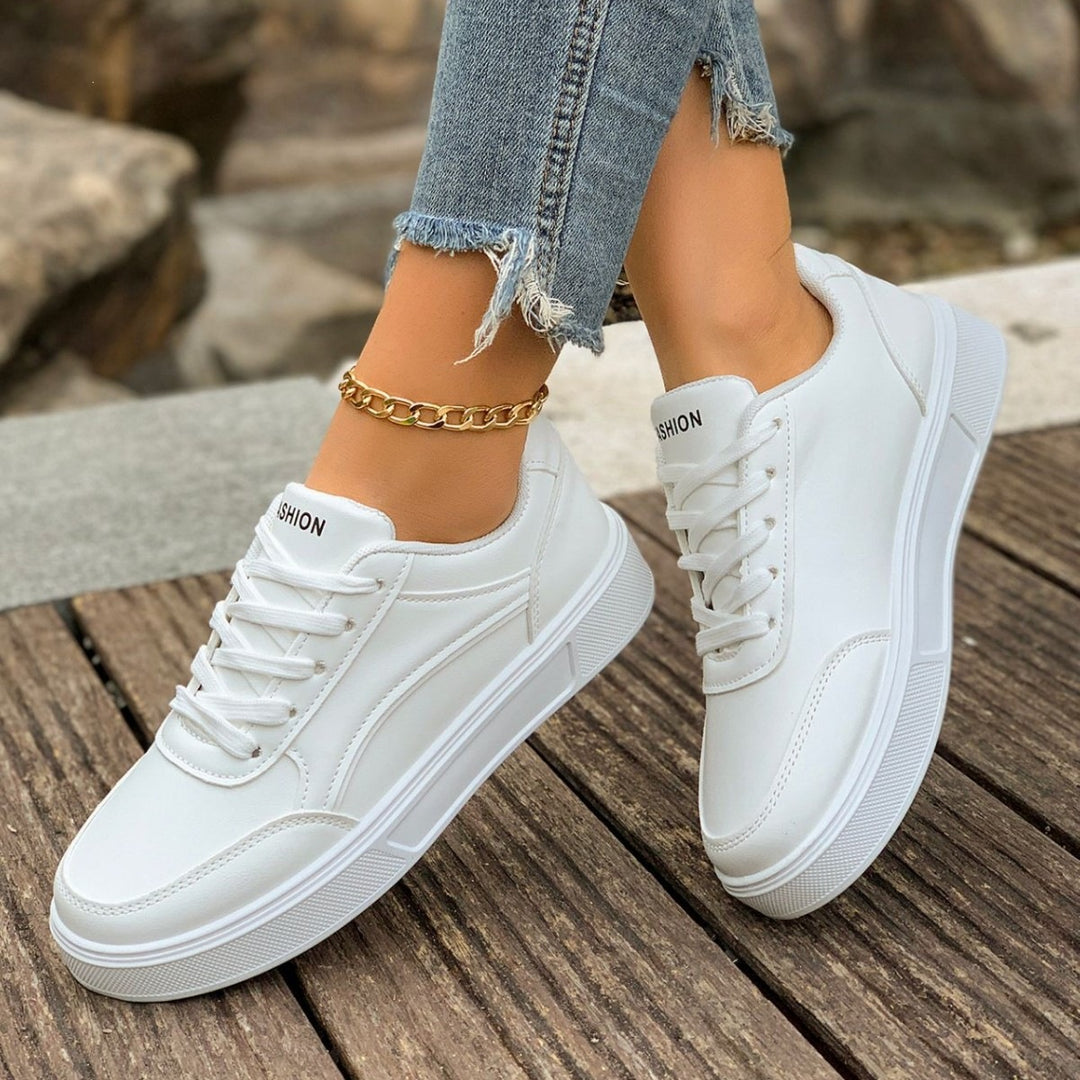Damen Plateau-Sneaker mit goldener Zierkante und gepolstertem Komfortfußbett – Névara