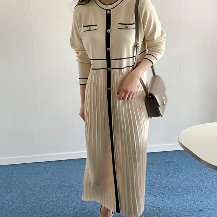 Damen Elegantes Longstrickkleid mit Kontrastpaspel, dekorativer Knopfleiste und plissiertem Rock – Valéora