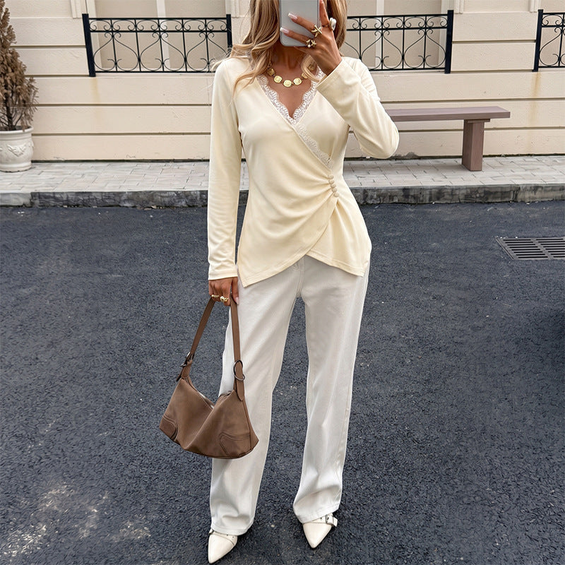 Damen Wickelshirt mit Spitzen-V-Ausschnitt, Raffung und Knopfdetail – Avérine