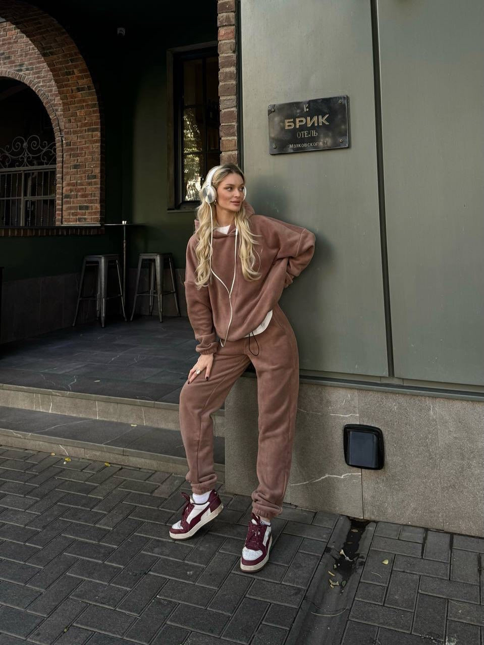Damen kuscheliges Sweat-Set mit extralangem Kapuzenpullover, verdeckter Kängurutasche und schmal zulaufender Bündchenhose – Avérine