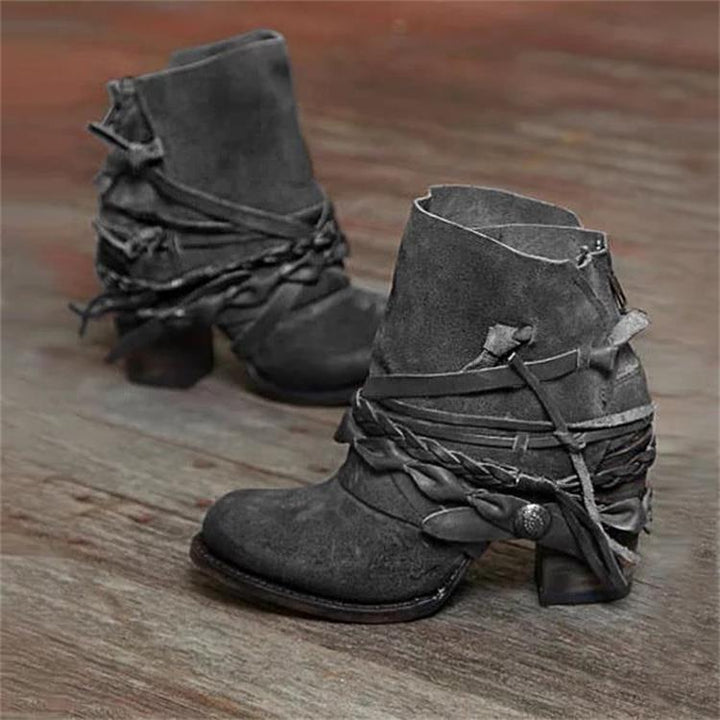 Damen Vintage Western-Ankleboots aus Velourslederoptik mit geflochtenen Zierriemen und niedrigem Blockabsatz Echo Archiv
