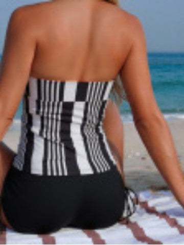 Damen Sportlicher Badeanzug mit modischem Hochkragen und einzigartigen Cut-Out-Details Echo Archiv