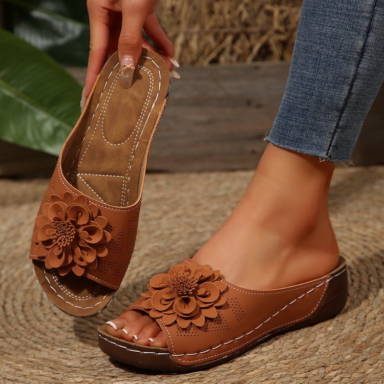 Damen Offene Zehen-Pantoletten mit Blumenapplikation, perforiertem Obermaterial und ergonomischer Keilsohle – Lioré