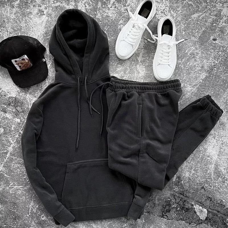 Herren modernes Sweat-Outfit mit praktischer Kapuze und bequemen Jogginghosen Echoarchiv