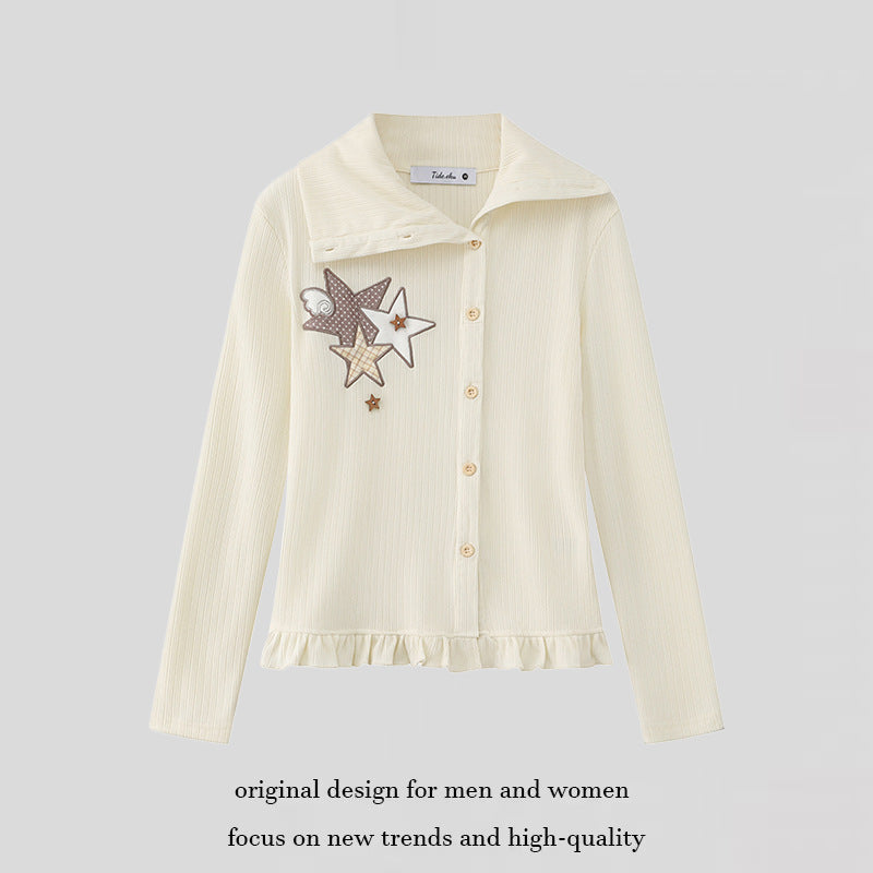 Damen Strickjacke mit Knopfleiste, großem Kragen, Rüschensaum und Stern-Applikationen Echoarchiv