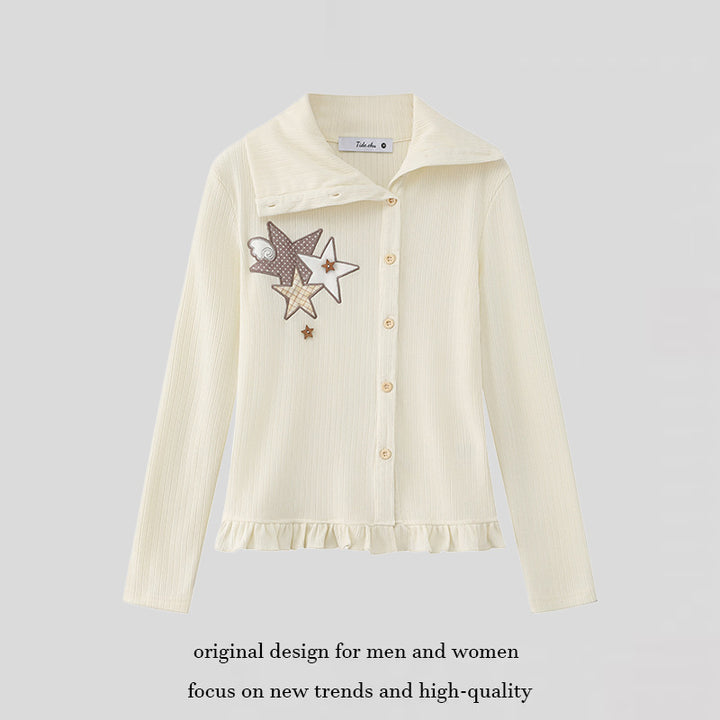 Damen Strickjacke mit Knopfleiste, großem Kragen, Rüschensaum und Stern-Applikationen Echoarchiv