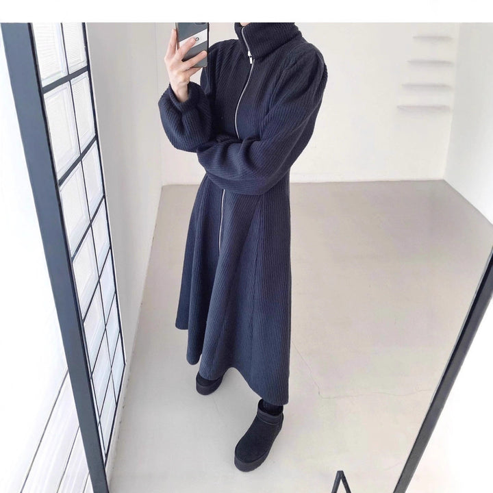Damen Geripptes Strick-Midikleid mit Reißverschlusskragen und ausgestelltem Rock – Élara