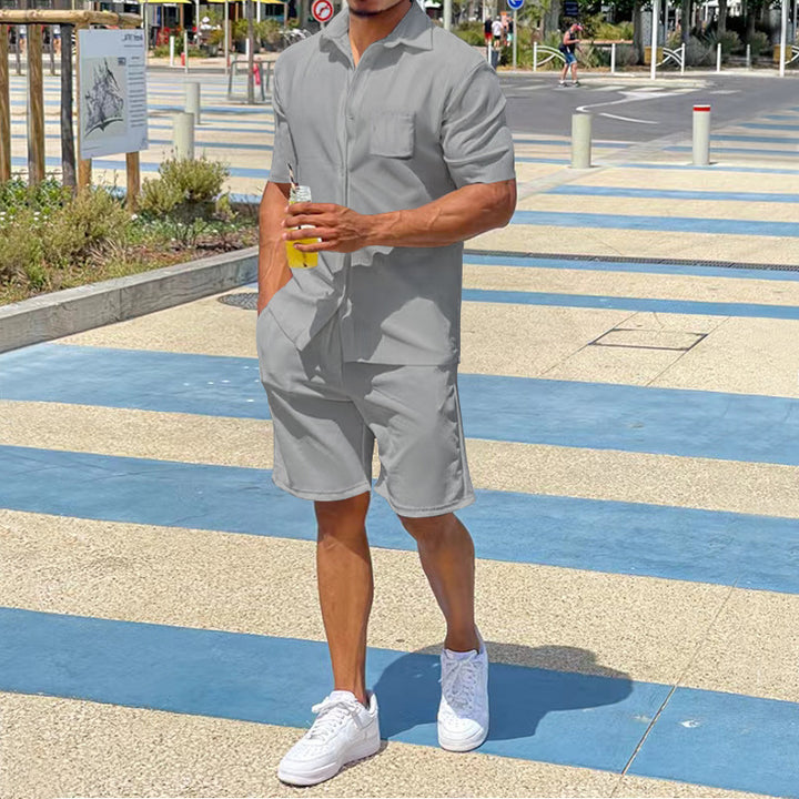 Herren kurzes Freizeit-Outfit mit kurzärmligem Hemd und bequemen Shorts Echoarchiv