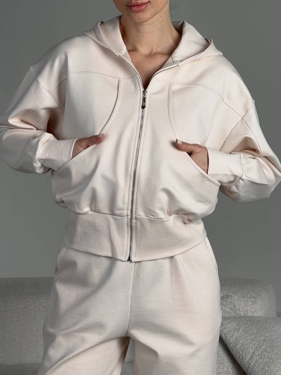 Damen kurz geschnittene Reißverschluss-Kapuzenjacke mit überschnittener Schulter, tiefen Eingrifftaschen und elastischem Bund – Auréline