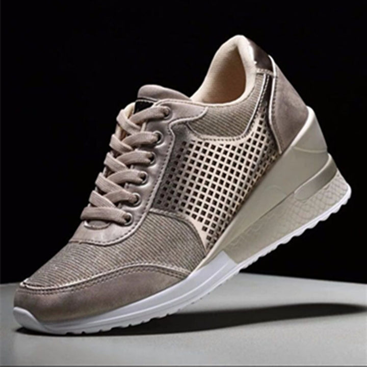 Damen Keilabsatz-Sneaker mit Mesh-Details und gepolstertem Komfort-Fußbett – Névara